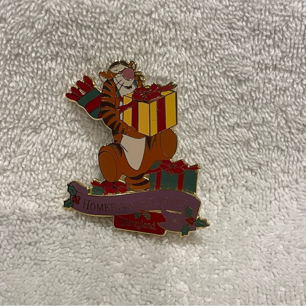 Disneyland Vintage Tigger Hometown Holidays Pin 1999